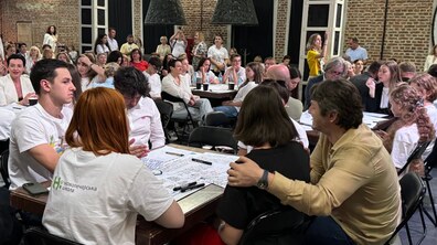 Фото: Оксен Лісовий і Андрій Садовий разом зі школярами напрацьовували, якою має бути нова українська школа