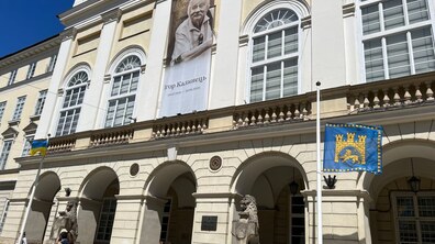 Фото: У Львові приспустили прапори міста в день поховання Ігоря Калинця
