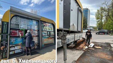 (невеликий торговий кіоск із вітринами, заповненими товарами. Праворуч видно процес демонтажу конструкції, поруч із якою лежать іржаві металеві частини та працює чоловік