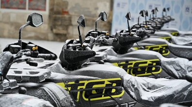 Квадроцикли чорного кольору засніжені снігом.