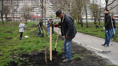 Фото: Під час толоки у парках Львова висадили 72 дерева та 40 кущів