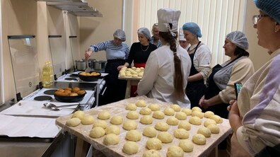 Представники профтеху та мешканці прихистку на Тернопільській печуть пампухи минулоріч