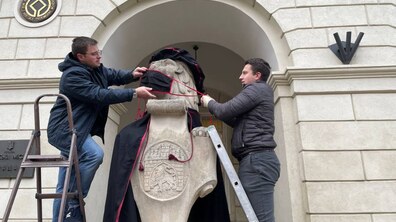 Фото: З нагоди Дня студента у Львові міських левів одягнули у мантії та маски