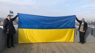 Фото: Над вежею львівської Ратуші підняли синьо-жовтий стяг