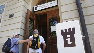 Туристи заходять в Центр туристичної інформації