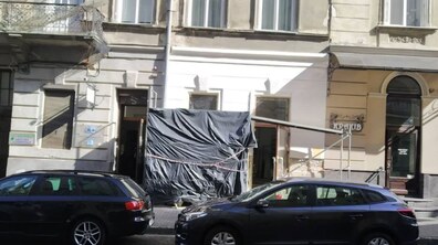 Фото: Власника приміщення на вул. Костюшка, 4 зобов’язали перефарбувати фасад