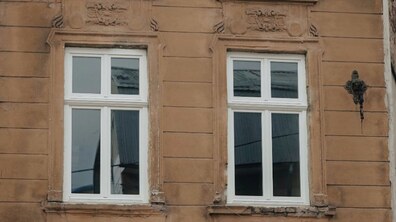 Фото: У Львові в історичному будинку два пластикові вікна замінили на дерев’яні