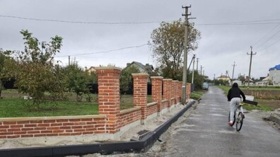 Фото: У Рясне-Руському мешканець привласнив частину двох доріг та зруйнував покриття: пошкоджену територію відновлять