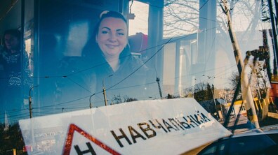 Майбутня водійка за кермом навчального трамвая