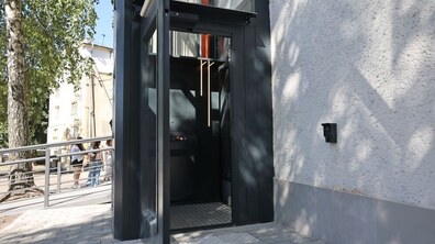 зовнішній ліфт в одному з закладів міста