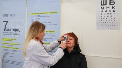 медична працівниця обстежує жінку.