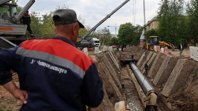 працівники і спецтехніка Львівтеплоенерго прокладають труби