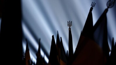 промені над Полем Почесних поховань у Львові