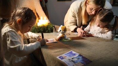 Діти підписують листівки