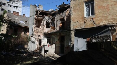 Зруйнований будинок на вул. Олени Степанівни після обстрілу