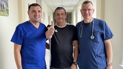 пацієнт з лікарями, які його оперували