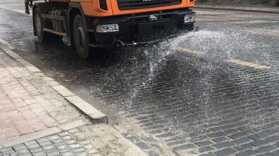 Фото: На вулицях міста працюють порохотяги та поливальні машини