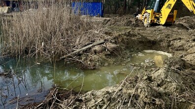 Фото: У Брюховичах орендар спустив озеро та затопив городи сусідам: міськрада перевіряє законність дій підприємця (відео)