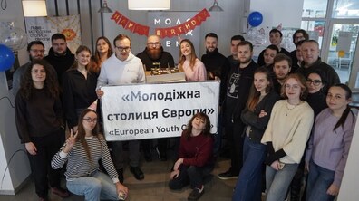 Андрій Москаленко, перший заступник міського голови Львова, Олег Малець, керівник молодіжної організації Твори разом із працівниками молодіжного центру «МолоДвіжЦентр» та командою організації Твори тримають у руках плакат з написом: “Молодіжна столиця Європи”.
