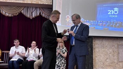 Міський голова Львова вручає відзнаку