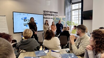 Виступ партнерів з UNIDO на відкритті другого набору Бізнес-школи у Центрі підтримки підприємництва Львівської міськради. Три десятки учасників слухають промову спікерки