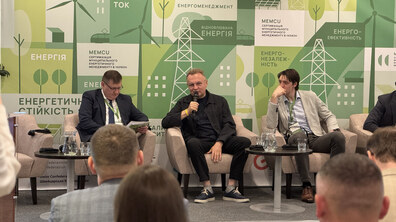Міський голова виступає під час панельної дискусії на конференції