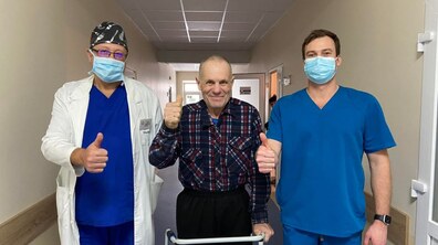 Фото: У лікарні швидкої допомоги вперше «склали» від’єднані ноги від хребта і повернули пацієнту змогу ходити