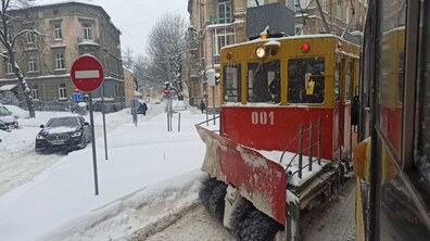 Фото: Тролейбусні маршрути тимчасово курсують до вул. Степана Бандери: працює спецтехніка