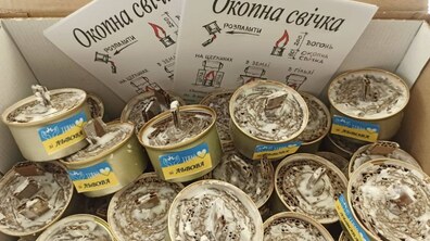 Фото: У Львові соціальні працівники виготовляють окопні свічки для наших захисників та захисниць