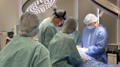 Фото: Оперують найскладніші випадки: львівські лікарі видалили чоловікові величезну кісту на шиї