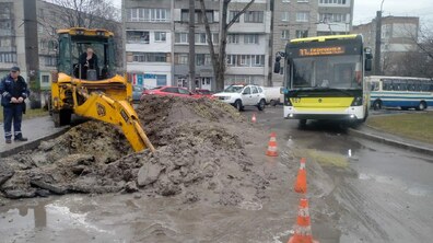Фото: Тролейбус №33 курсує за зміненим маршрутом: на вул. Грінченка ліквідовують аварійний витік води