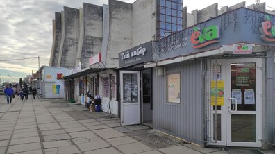 Фото: Власники 8 незаконних МАФів на вул. В. Великого судяться з містом