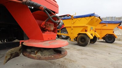 Фото: Зранку працювало 10 одиниць снігоочисної техніки