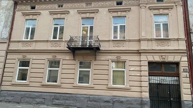 Відновлений фасад двоповерхового будинку на вул. Героїв УПА.