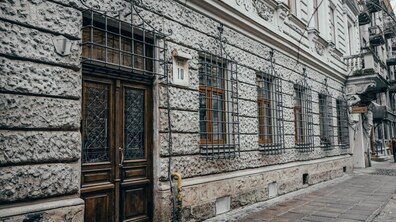 Фото: Поблизу церкви св. Анни в будинку з атлантами відновили історичну браму