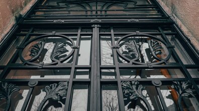 Фото: На ній залишилися сліди від бомби: реставратори відновили історичну браму на вул. Чернігівській