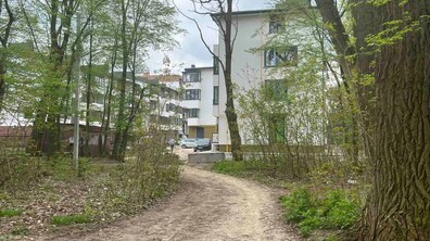 Фото: У Рудно унеможливили в’їзд авто на територію парку