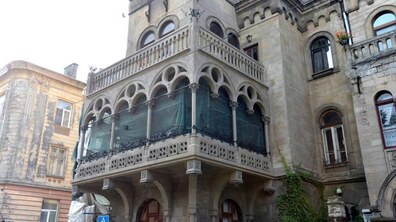 Фото: Завершився перший етап реставрації балкону (наріжника) на вул. Ген. Чупринки, 52