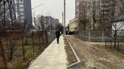 Фото: На вул. Орільській облаштували доріжку для пішоходів: 100-метровий хідник відремонтували з дотриманням вимог доступності