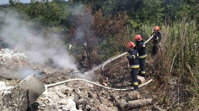 Фото: У районі вул. Пластової виявили підпал незаконно скинутого сміття: мерія звернулась в поліцію