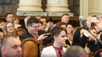 Учасники форуму слухають спікерів.