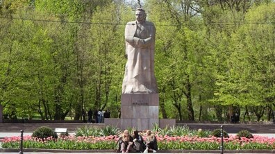На фоні зелених дерев розташований великий пам'ятник Івану Франку. У однойменному парку буде простір пам'яті Івана Вакарчука. Біля пам'ятника – клумба з рожевими тюльпанами, неподалік сидять молоді дівчата і розмовляють