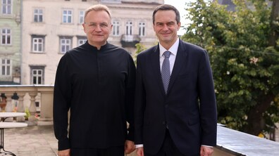 Міський голова Андрій Садовий разом з віце-прем’єр-міністром з питань європейської та євроатлантичної інтеграції України Всеволодом Ченцовим на просторій терасі з якої відкривається вид на площу Ринок