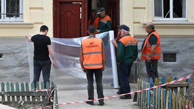 Фото: За добу після обстрілів у Львові усі дахи та вікна закрили захисними матеріалами