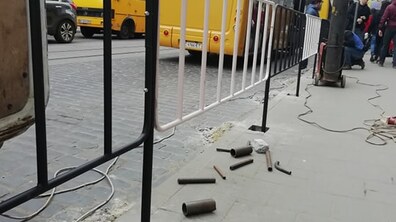 Фото: Дорожній рух на перехресті вул. Городоцька — вул. Шпитальна впорядкують: біля ТЦ «Магнус» встановлюють турнікети