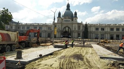 Фото: На пл. Двірцевій завершують влаштування каналізаційного колектора