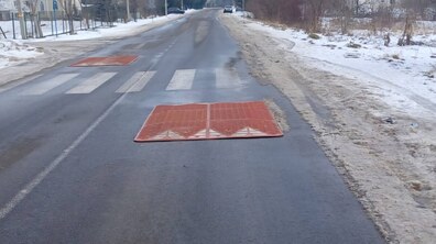 На дорозі з асфальтним покриттям встановлено «берлінські подушки» - червоні квадратні пагорби із гуми
