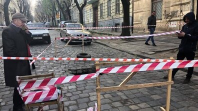 Фото: Львівводоканал ліквідує провал на каналізаційному колекторі на вул. Олени Степанівни