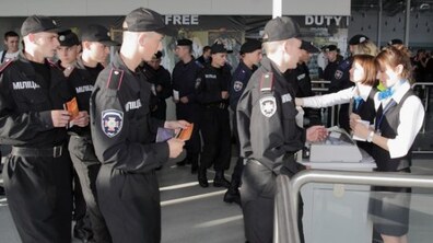 Фото: Військовослужбовці внутрішніх військ протестували аеропорт Львова