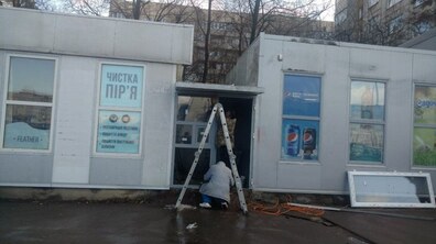 Фото: Мерія вимагає від власника МАФів на вул. Княгині Ольги посадити нове дерево на місці знищеного